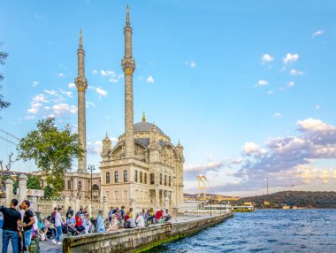 Istanbul, Türkiye - 28 Ağustos 2018: Ortaköy Camii ve Boğaz Köprüsü, Istanbul, Türkiye