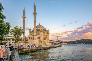 Istanbul, Türkiye - 28 Ağustos 2018: Ortaköy Camii ve Boğaz Köprüsü, Istanbul, Türkiye