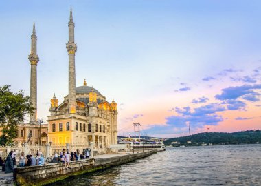 Istanbul, Türkiye - 28 Ağustos 2018: Ortaköy Camii ve Boğaz Köprüsü, Istanbul, Türkiye