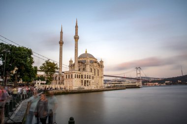 Istanbul, Türkiye - 28 Ağustos 2018: Ortaköy Camii ve Boğaz Köprüsü, Istanbul, Türkiye