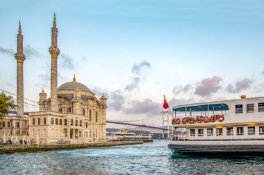 Istanbul, Türkiye - 28 Ağustos 2018: Ortaköy Camii ve Boğaz Köprüsü, Istanbul, Türkiye
