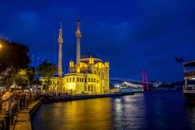 Istanbul, Türkiye - 28 Ağustos 2018: Ortaköy Camii ve Boğaz Köprüsü, Istanbul, Türkiye