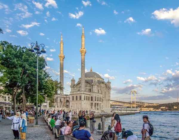 Istanbul, Türkiye - 28 Ağustos 2018: Ortaköy Camii ve Boğaz Köprüsü, Istanbul, Türkiye