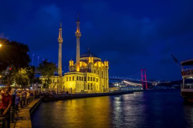 Istanbul, Türkiye - 28 Ağustos 2018: Ortaköy Camii ve Boğaz Köprüsü, Istanbul, Türkiye