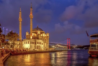 Istanbul, Türkiye - 28 Ağustos 2018: Ortaköy Camii ve Boğaz Köprüsü, Istanbul, Türkiye