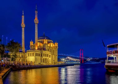 Istanbul, Türkiye - 28 Ağustos 2018: Ortaköy Camii ve Boğaz Köprüsü, Istanbul, Türkiye