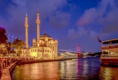 Istanbul, Türkiye - 28 Ağustos 2018: Ortaköy Camii ve Boğaz Köprüsü, Istanbul, Türkiye