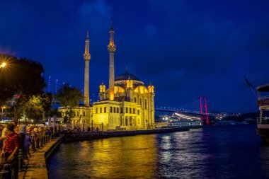 Istanbul, Türkiye - 28 Ağustos 2018: Ortaköy Camii ve Boğaz Köprüsü, Istanbul, Türkiye