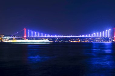 İstanbul Boğazı Köprüsü, gece. 15 Temmuz Şehitler Köprüsü. İstanbul / Türkiye.