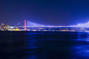 İstanbul Boğazı Köprüsü, gece. 15 Temmuz Şehitler Köprüsü. İstanbul / Türkiye.