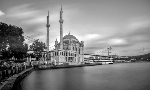 Istanbul Türkei August 2018 Ortakoy Moschee Und Bosporus Brücke Istanbul — Stockfoto