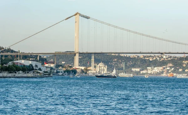 伊斯坦布尔博斯普鲁斯桥在晚上 七月十五日烈士桥 伊斯坦布尔 土耳其 — 图库照片