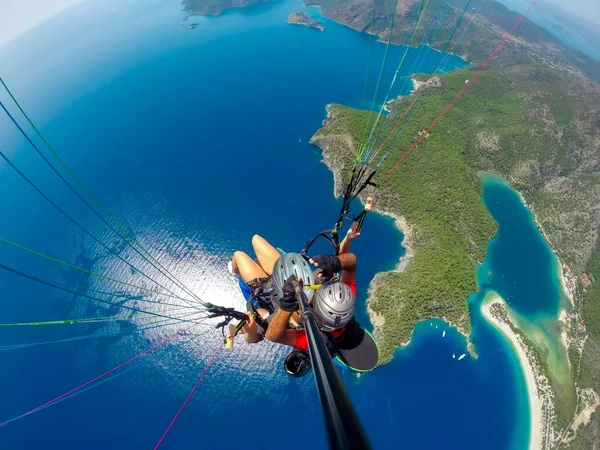 Gleitschirmfliegen Himmel Gleitschirm Tandemflug Über Dem Meer Mit Blauem Wasser — Stockfoto