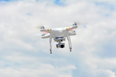 Drone quadrocopter yüksek çözünürlüklü dijital kamera ile. Havadan fotoğraf ve video için yeni araç.