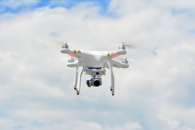Drone quadrocopter yüksek çözünürlüklü dijital kamera ile. Havadan fotoğraf ve video için yeni araç.