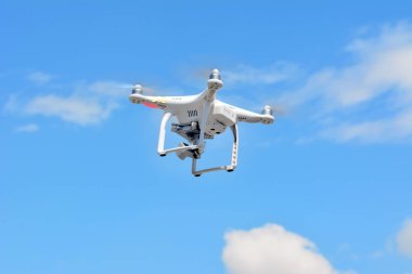 Drone quadrocopter yüksek çözünürlüklü dijital kamera ile. Havadan fotoğraf ve video için yeni araç.