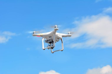 Drone quadrocopter yüksek çözünürlüklü dijital kamera ile. Havadan fotoğraf ve video için yeni araç.