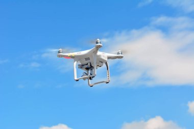 Drone quadrocopter yüksek çözünürlüklü dijital kamera ile. Havadan fotoğraf ve video için yeni araç.