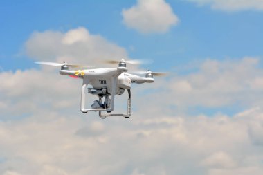 Drone quadrocopter yüksek çözünürlüklü dijital kamera ile. Havadan fotoğraf ve video için yeni araç.