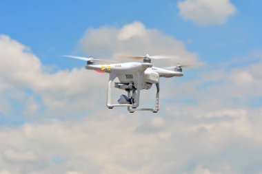Drone quadrocopter yüksek çözünürlüklü dijital kamera ile. Havadan fotoğraf ve video için yeni araç.