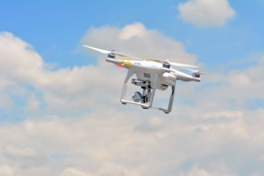 Drone quadrocopter yüksek çözünürlüklü dijital kamera ile. Havadan fotoğraf ve video için yeni araç.