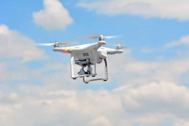Drone quadrocopter yüksek çözünürlüklü dijital kamera ile. Havadan fotoğraf ve video için yeni araç.