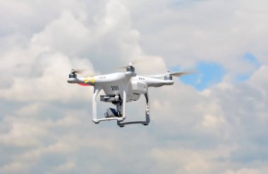 Drone quadrocopter yüksek çözünürlüklü dijital kamera ile. Havadan fotoğraf ve video için yeni araç.