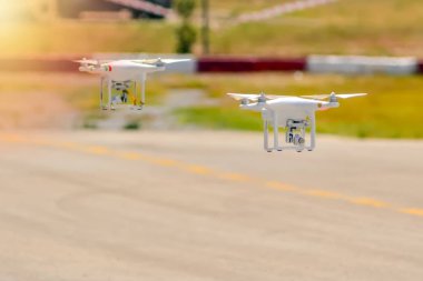 Drone quadrocopter yüksek çözünürlüklü dijital kamera ile. Havadan fotoğraf ve video için yeni araç.