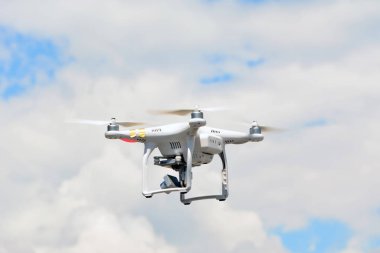 Drone quadrocopter yüksek çözünürlüklü dijital kamera ile. Havadan fotoğraf ve video için yeni araç.