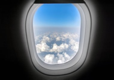 Kent üzerinde uçan yolcu uçağı