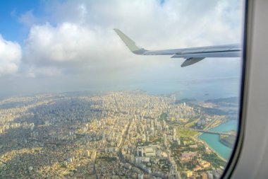 Kent üzerinde uçan yolcu uçağı