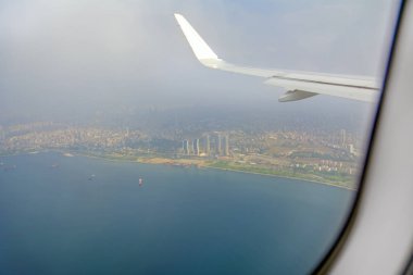 Kent üzerinde uçan yolcu uçağı