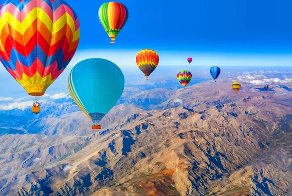 Balão Quente Voando Sobre Montanhas Incríveis — Fotografia de Stock