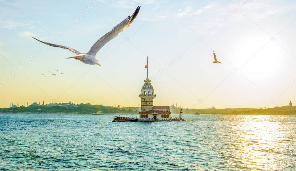 Maiden Tower (kiz kulesi ) at sunset - istanbul, Turkey