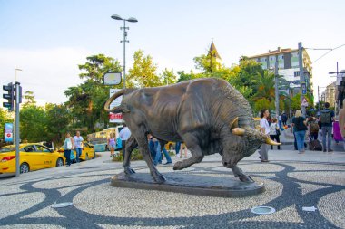 Istanbul, Türkiye: Boğa heykeli Kadıköy Meydanı, Kadıköy ve popüler buluşma noktası 5 Ağustos 2018 üzerinde sembolüdür 