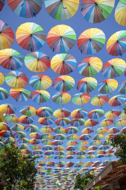 Renkli şemsiyeler. Gökyüzünde renkli şemsiyeler. Sokak dekorasyonu