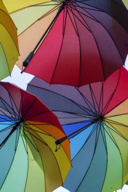 Renkli şemsiyeler. Gökyüzünde renkli şemsiyeler. Sokak dekorasyonu