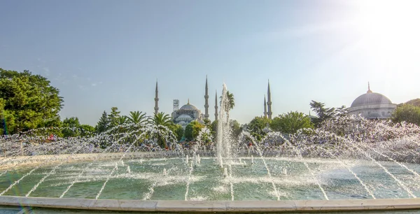 蓝色清真寺 Sultanahmet Camii 和妇女游人伊斯坦布尔 — 图库照片