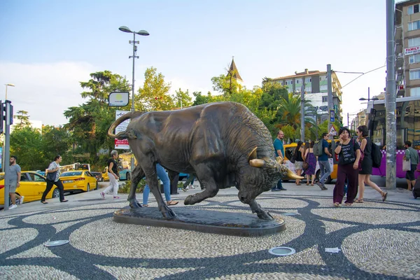 Istanbul Turkey Bull Statue Kadikoy Square Symbol Kadikoy Popular Meeting — Stock Photo, Image