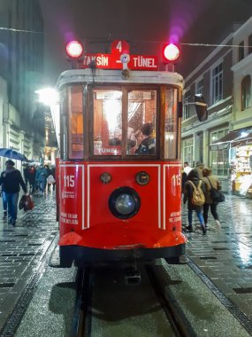 Istanbul, Türkiye - Ağustos 11, 2018: Retro tramvay Istiklal Caddesi'nde. Istanbul tarihi bölge. Istanbul ünlü turistik çizgi. Kırmızı tramvay Taksim-Tünel.