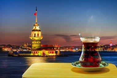 İstanbul 'daki bakir kulenin arka planında Türk çayı