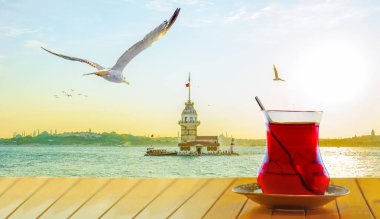 İstanbul 'daki bakir kulenin arka planında Türk çayı