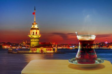 İstanbul 'daki bakir kulenin arka planında Türk çayı