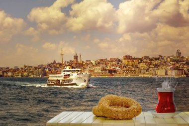 Güzel manzara, deniz yolculuğu Boğaz üzerinde üzerinden arka plan turistik yerler içinde Türk çayı. Türk vapurlar, altın boynuz görünümü. Istanbul '