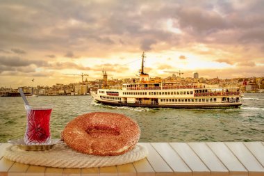 Güzel manzara, deniz yolculuğu Boğaz üzerinde üzerinden arka plan turistik yerler içinde Türk çayı. Türk vapurlar, altın boynuz görünümü. Istanbul '