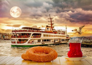 Güzel manzara, deniz yolculuğu Boğaz üzerinde üzerinden arka plan turistik yerler içinde Türk çayı. Türk vapurlar, altın boynuz görünümü. Istanbul '