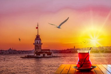 İstanbul 'daki bakir kulenin arka planında Türk çayı