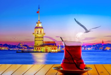 İstanbul 'daki bakir kulenin arka planında Türk çayı