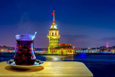 İstanbul 'daki bakir kulenin arka planında Türk çayı