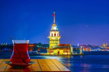 İstanbul 'daki bakir kulenin arka planında Türk çayı